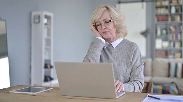 Travailler dur vieille femme ayant mal à la tête dans le bureau moderne — Photo