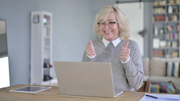 Surprise vieille femme célébrant le succès sur ordinateur portable au bureau — Photo