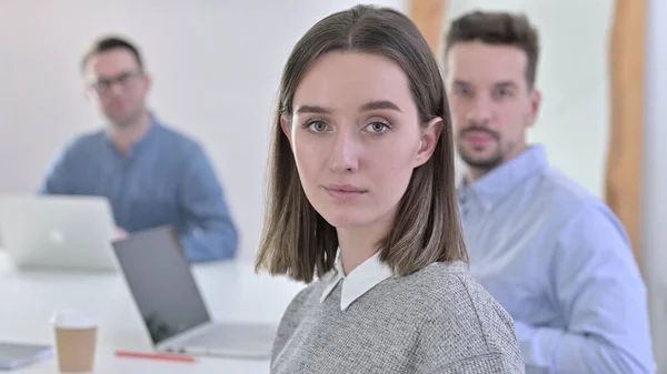 Équipe de démarrage sérieuse regardant la caméra dans le bureau — Photo