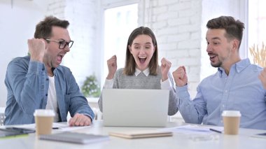 Laptop 'ta Başlama Takımının Başarı Kutlaması