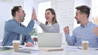 Dizüstü bilgisayarda Başarı Kutlaması Yapan Yaratıcı İnsanlar, Çak Beşlik