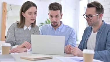 Yaratıcı Takım Laptop 'ta Tartışıyor ve Çalışıyor