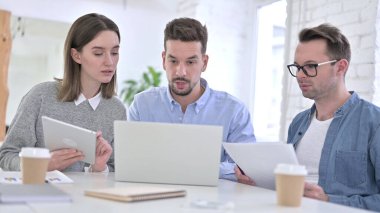 Yaratıcı Ekip Laptop, Belgeler ve Tablet üzerinde Çalışmakla meşgul