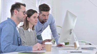 Ekip ve Masaüstünde Çalışan Kızgın Yaratıcı Profesyonel Tartışma