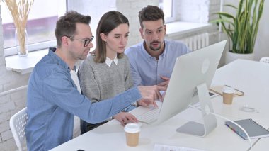 Profesyonel Yaratıcı Ekip İş Başında Proje Tartışıyor