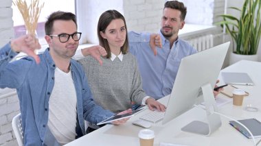 Ofisteki Yaratıcı Takımdan Başparmak İndirme