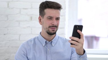 Genç Adam Akıllı Telefon 'da Kaybına Tepki Verdi