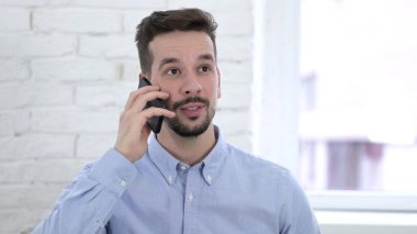 Genç adam Smartphone 'da konuşuyor.