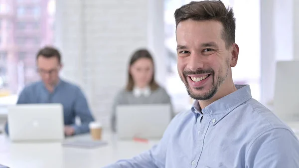 Joven sonriendo a la cámara — Foto de Stock