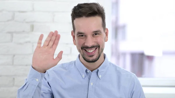 Retrato de un joven atractivo saludando a la cámara — Foto de Stock