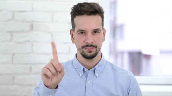Portræt af benægtende mand vinkende finger til at afvise - Stock-foto
