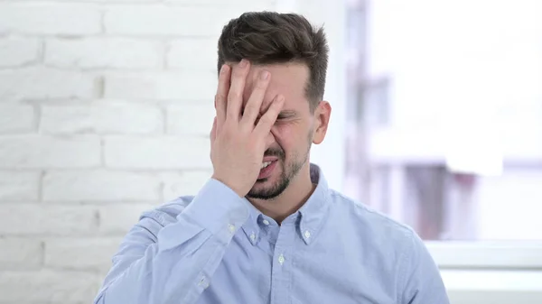 Portret van een geschokte jongeman reageert op verlies — Stockfoto