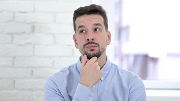 Porträtt av Pensive Young Man Thinking, Brainstorming — Stockfoto