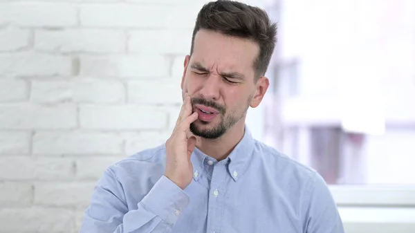 Homem jovem com dor de dente, infecção de dente — Fotografia de Stock