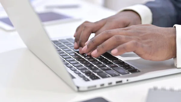 Ansicht der Hände eines Afrikaners beim Tippen auf dem Laptop — Stockfoto