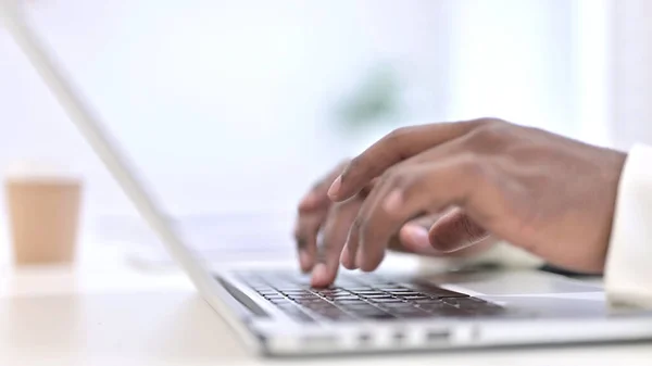 Nahaufnahme der Hände eines Afrikaners bei der Arbeit am Laptop — Stockfoto