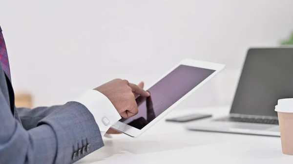 Nahaufnahme eines afrikanischen Geschäftsmannes mit Tablet im Büro — Stockfoto