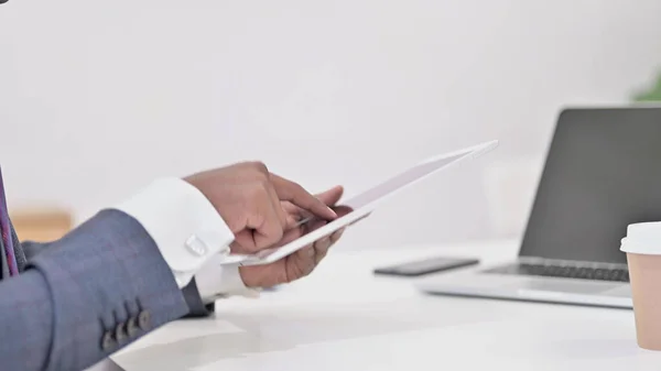 Afrikanischer Geschäftsmann arbeitet an Tablet — Stockfoto