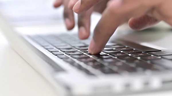 Vingers van Afrikaanse Man Typen op Laptop Toetsenbord — Stockfoto