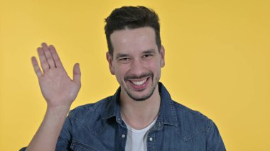 Kameraya el sallayan genç adam, Sarı Arkaplan