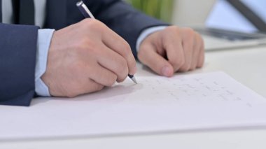 Kağıda Yazan İşadamının Kapanışı