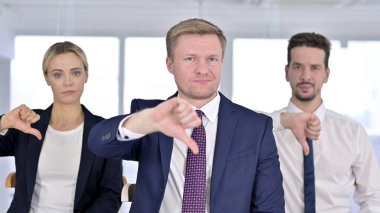 Başparmakları Gösteren Hayal Kırıklığı Olan Profesyonel Takım Portresi