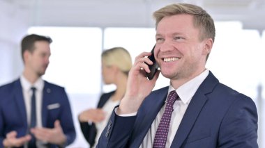 İşadamı Ofiste Akıllı Telefonla Konuşuyor