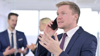 Sinirli İşadamı 'nın portresi Smartphone' da Kızıyor