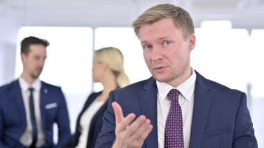 Ofiste Konuşan İşadamı 'ndan Video Sohbeti