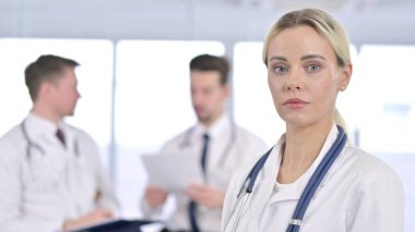 Profesyonel Kadın Doktor Kameraya Bakıyor