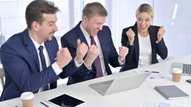 Laptop 'ta Başarıyı Kutlayan Hırslı İş Adamları