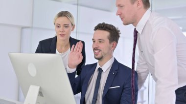 İş Ekibi Ofisteki Masaüstünde Video Sohbeti Yapıyor