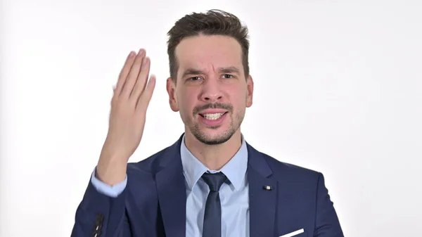 Wütender junger Geschäftsmann macht Videochat, weißer Hintergrund — Stockfoto