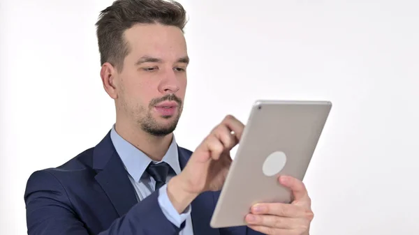 Jovem Empresário sério usando Tablet, fundo branco — Fotografia de Stock