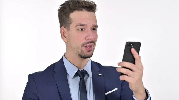 Vrolijke jonge zakenman vieren op Smartphone, Witte achtergrond — Stockfoto