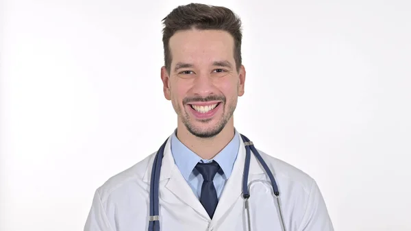 Sonriente joven doctor masculino mirando a la cámara, fondo blanco — Foto de Stock