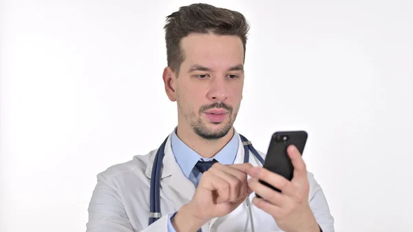 Jovem Médico masculino usando Smartphone, fundo branco — Fotografia de Stock