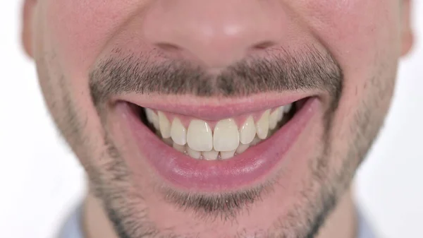 Primer plano de la boca del joven sonriente en la cámara, fondo blanco — Foto de Stock