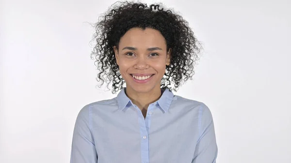 Sonriente joven africana mirando a la cámara, fondo blanco —  Fotos de Stock