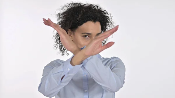 Giovane donna africana che dice di no a mano gesti, sfondo bianco — Foto Stock
