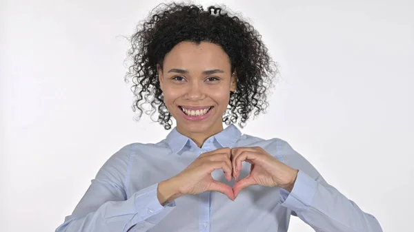 Jovem mulher africana fazendo forma de coração com a mão, fundo branco — Fotografia de Stock