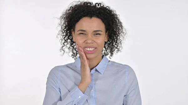 Doente jovem mulher africana com dor de dente, fundo branco — Fotografia de Stock