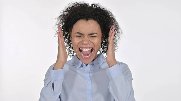 Arrabbiato giovane donna africana urlando forte, sfondo bianco — Foto Stock