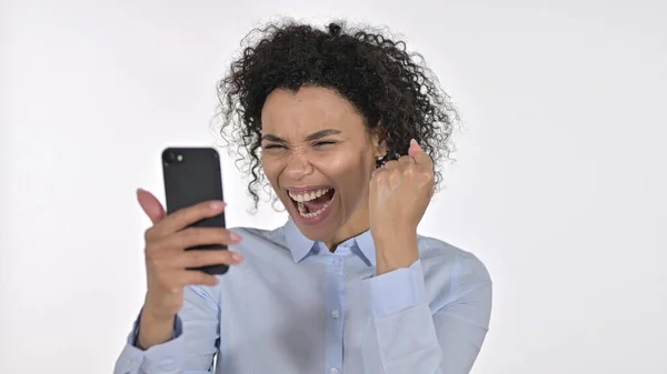 Mulher Africana comemorando no Smartphone, fundo branco — Fotografia de Stock