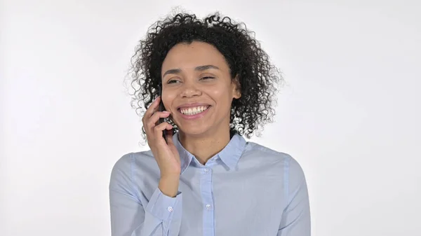 Jovem mulher africana falando em Smartphone, fundo branco — Fotografia de Stock