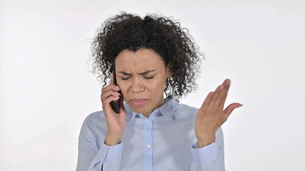 Giovane donna africana sconvolta arrabbiarsi su smartphone, sfondo bianco — Foto Stock