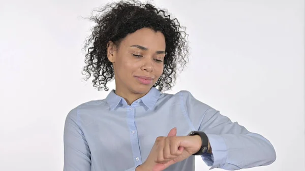 Jovem mulher africana usando Smartwatch, fundo branco — Fotografia de Stock