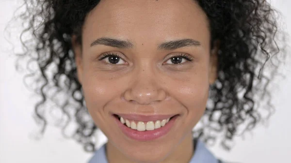 Primer plano de la cara de la sonriente joven africana — Foto de Stock