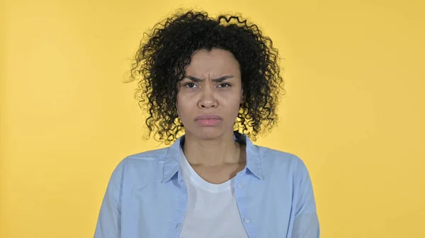 Mujer africana desconcertada llorando en la cámara, fondo amarillo —  Fotos de Stock