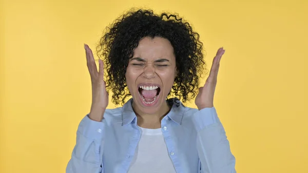 Arrabbiato africano donna urla, sfondo giallo — Foto Stock